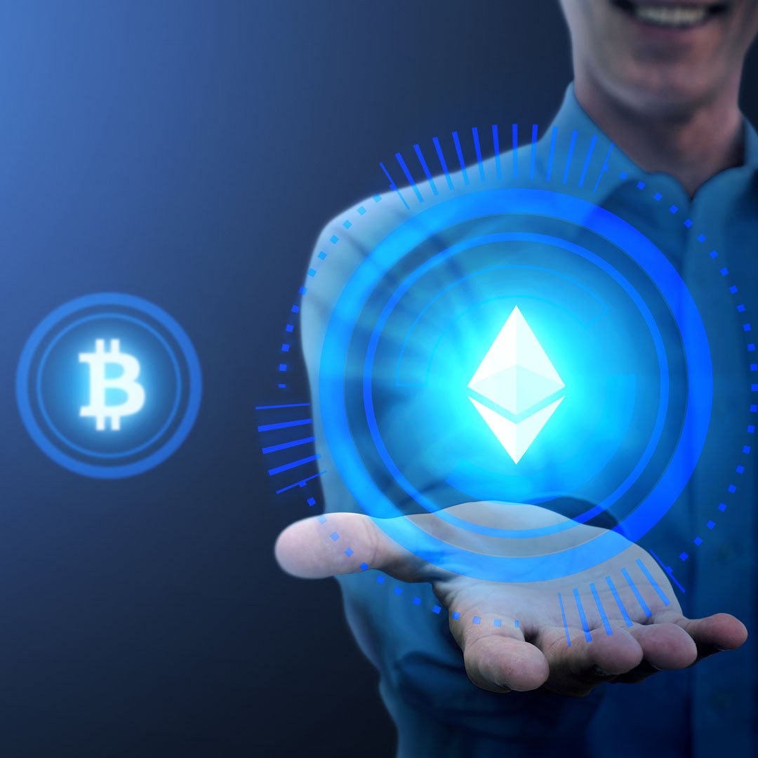 homem segurando um ícone do Ethereum