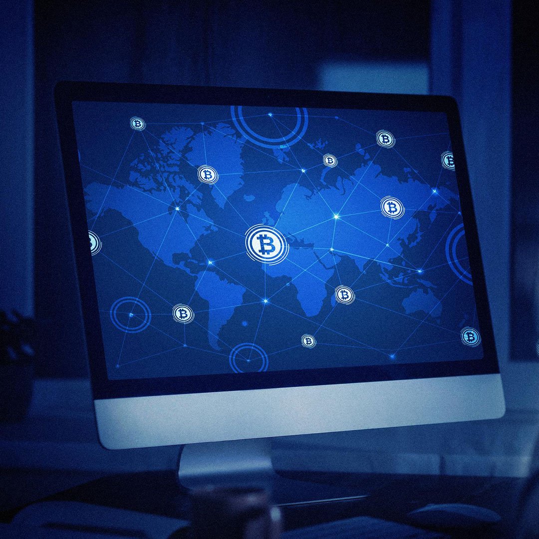 tela de computador com logos do bitcoin